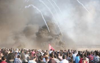 مواطنون يحملون أحدالشهداءبعد قنصه من الاحتلال(الأناضول)