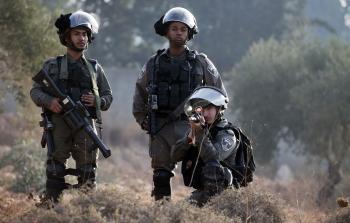 جنود الاحتلال يطلقون النار باتجاه الشبان الفلسطينيين (أ