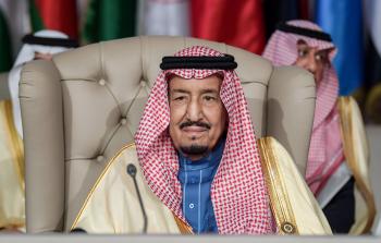 العاهل السعودي الملك سلمان بن عبد العزيز خلال القمة العربية في تونس (أ ف ب)