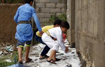 أطفال في اليمن التي تعاني فقراً مدقعاً (أ ف ب)