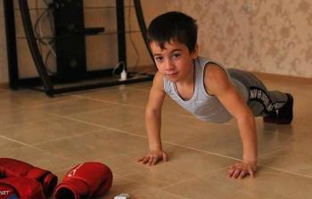 الطفل الجبار.. بنيته الجسدية تدل على قدراته (مواقع)