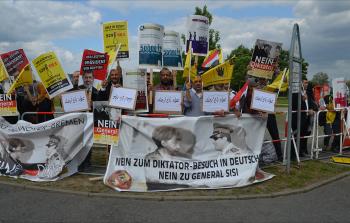 مظاهرة أمام المستشارية الألمانية احتجاجا على زيارة السيسي لبرلين في يونيو/حزيران الماضي (الجزيرة)