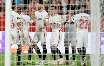 لاعبو إشبيلية (أ ف ب)