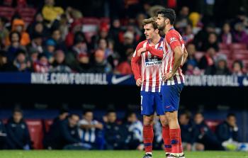 لاعبو أتلتيكو مدريد خلال مباراة الأمس (أ ف ب)