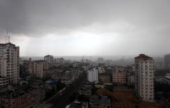 الرياح شمالية غربية إلى جنوبية غربية خفيفة