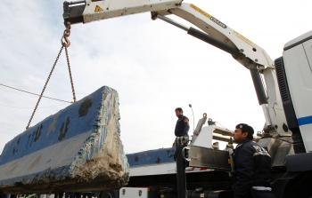 جانب من إزالة الأمن العراقي لبعض الحواجز اليوم (أ ف ب)