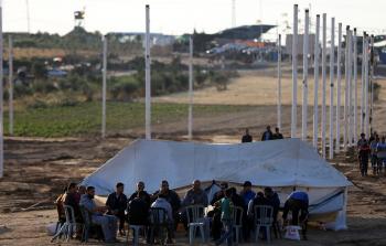 عائلة فلسطينية مشاركة في مسيرات العودة السلمية (تصوير / ياسر فتحي)