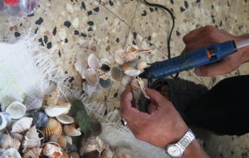 يفضل أحمد قضاء أوقات طويلة في غرفته المخصصة لصناعة المجسمات