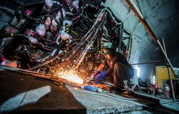 عامل مصري (أ ف ب)