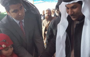 صورة أرشيفية لسفير الإمارات بأفغانستان جمعة الكعبي (يميناً)