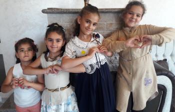 لجين أبو نقيرة أقصى اليمين من أسرتها