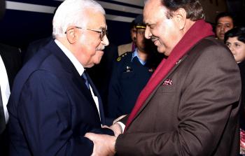 الرئيس عباس (يساراً) يلتقي بالرئيس الباكستاني ممنون حسين (يميناً) (أ ف ب)