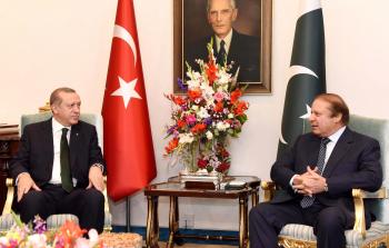 لقاء لرئيس الوزراء الباكستاني (يمين) بالرئيس التركي (يسار) على هامش قمة 
