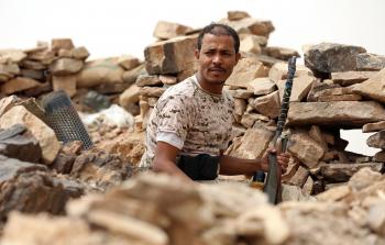 جندي من المقاومة الشعبية اليمنية خلال القتال (أ ف ب)