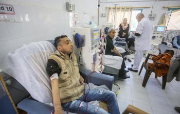 تواصل معاناة المرضى جراء استمرار انقطاع التيار الكهربائي في القطاع (أرشيف)