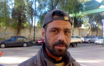 صورة أرشيفية للنحات السوري إبراهيم أبا زيد 