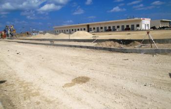 جانب من الأعمال في ميناء غزة