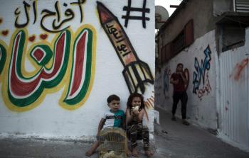 أطفال يلعبون في مخيم جباليا للاجئين (أ ف ب)