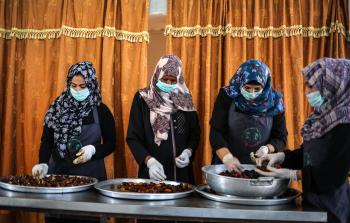 جانب من العمل في مصنع العجوة (الأناضول)