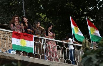 كرديات مبتهجات بقرار الاستفتاء حول الانفصال (أ ف ب)