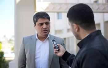 الزميل يحيى اليعقوبي أثناء إجرائه المقابلة - تصوير / عمر الإفرنجي