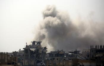 دخان يتصاعد إثر قصف لقوات النظام السوري (أ ف ب)