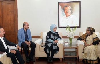 رئيسة وزراء بنغلاديش الشيخة حسينة واجد أثناء استقبالها أمينة أردوغان عقيلة الرئيس التركي