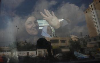 حاجة تودع ذويها في غزة.. تصوير الزميل (رمضان الأغا)