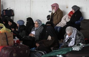 مواطنون ينتظرون دورهم في السفر عبر معبر رفح اليوم (أ ف ب)