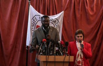 مدير الصليب الأحمر بغزة (يسار) - الأناضول 