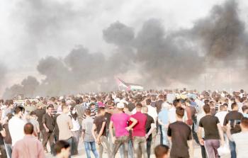 مواطنون يشاركون في مسيرة العودة (تصوير / رمضان الأغا)