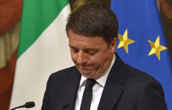 رئيس الوزراء الايطالي ماتيو رينزي يعلن استقالته خلال مؤتمر صحفي  - (أ ف ب)