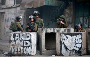 جنود الاحتلال يطلقون النار باتجاه الفلسطينيين (أ ف ب)