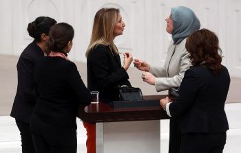 جانب من شجار داخل البرلمان التركي أثناء مناقشة التعديل الدستوري (أ ف ب)