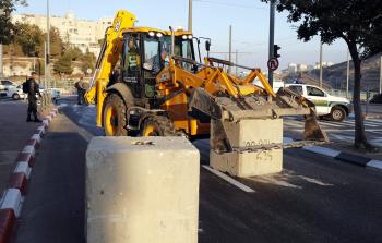 الاحتلال يغلق إحدى الطرق الفلسطينية (أ ف ب)