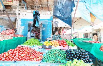 استمرار العقوبات يؤثر سلباً على أسواق القطاع (أرشيف)