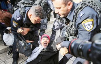 قوات الاحتلال تعتدي على إحدى المتظاهرات في القدس (الأناضول)