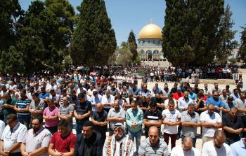 فلسطينيون يؤدون الصلاة داخل الأقصى مجدداً (أ ف ب)