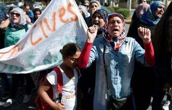 احتجاج مهاجرين إلى اليونان على الظروف المعيشية الصعبة التي يعيشونها (أ ف ب) 