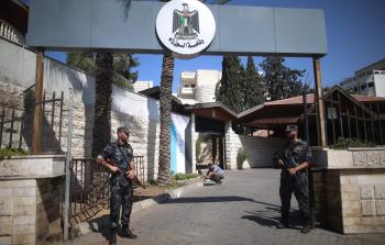 الشرطة بغزة توفر الحماية لمقر مجلس الوزراء (أ ف ب)