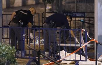 شرطة الاحتلال تُخلي جثمان أحد الشهداء الثلاثة من موقع عملية القدس الأخيرة (أ ف ب)