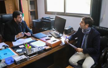 الزميل نبيل سنونو (يمين) يحاور نائب رئيس سلطة الطاقة