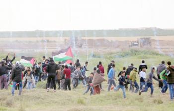 قوات الاحتلال تطلق النار وقنابل الغاز المسيل للدموع تجاه المواطنين المشاركين في مسيرة العودة (تصوير / ياسر فتحي)