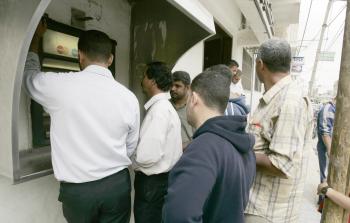 موظفون أمام أحد البنوك (أرشيف)