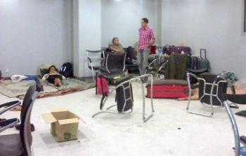 عدد من العالقين في مطار القاهرة 