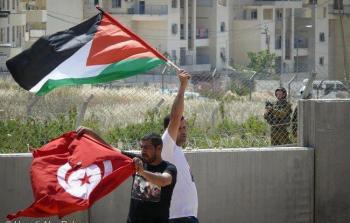فلسطيني يرفع علم تونس في وجه جنود الاحتلال (أرشيف)