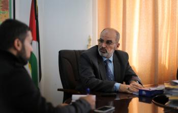 رضوان أثناء إجرائه المقابلة مع الزميل جمال غيث - تصوير / عمر الإفرنجي