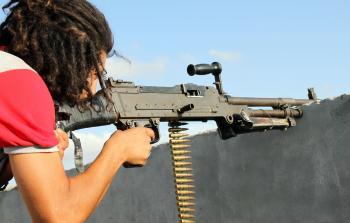 مقاتل موالي للحكومة الليبية (وكالة فرانس برس)