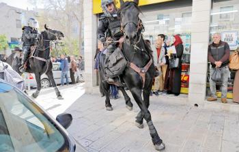 شرطة الاحتلال تهاجم الفلسطينيين بالخيول في القدس أمس (أ ف ب)