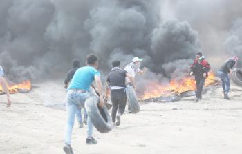 شبان يشعلون الإطارات خلال مليونية العودة وكسر الحصار الاثنين الماضي (تصوير / ياسر فتحي)